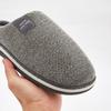 Pantufas quentes de inverno para homens e mulheres com palmilhas de espuma viscoelástica, sapatos de casa listrados antiderrapantes, unissex, confortáveis para interior, tamanho plus