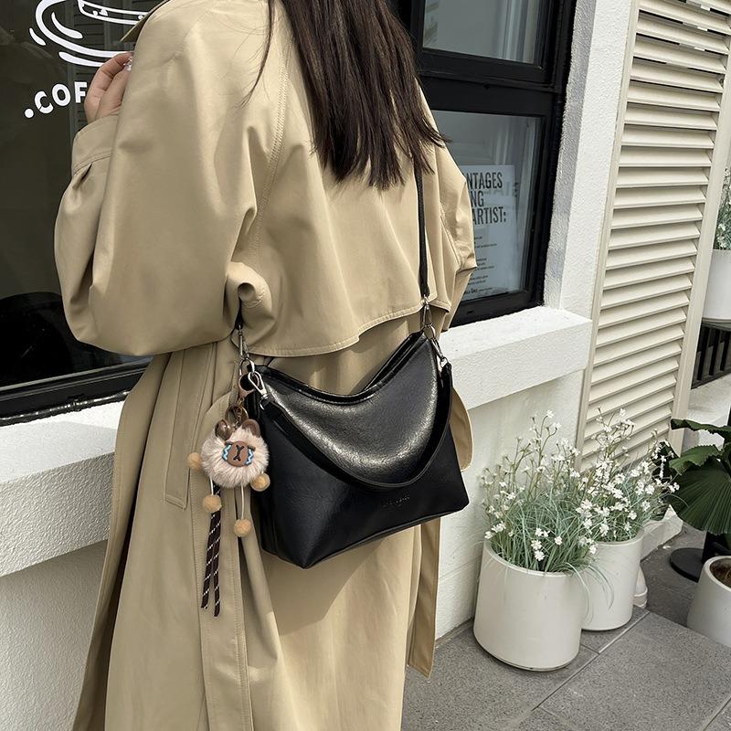 Retro handbag simple underarm bag women's new simple versatile commuter bag large-capacity shoulder bag