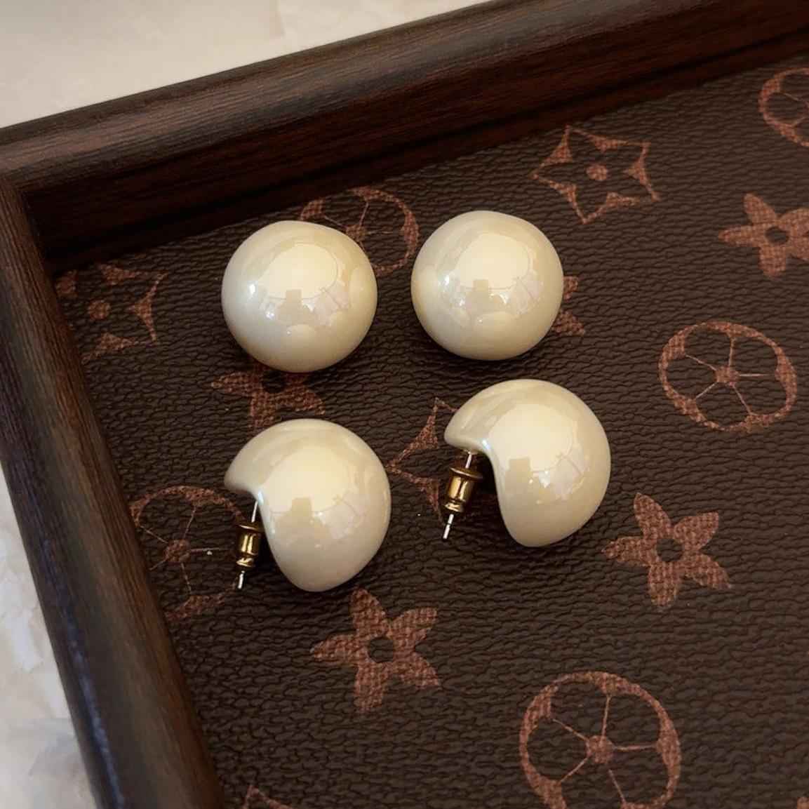 

Red steamed buns, semi-round pearl stud earrings, women s light luxury, high-end sense, fashion temperament, versatile earrings