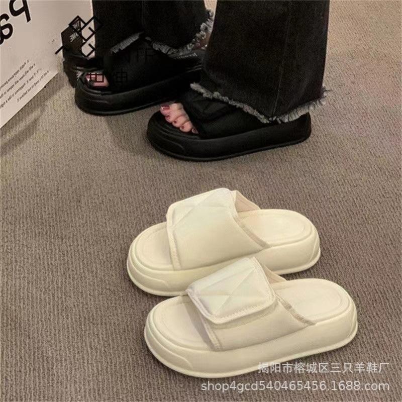 

Slippers women 2025 summer new wear Velcro muffin thick bottom stepping on shit feeling fashionable versatile beach shoes ins 40