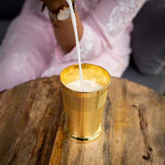 Set aus 2 300 ml Messing-Trinkgläsern, schwere Lassi-Gläser für Wasser, Milch, Saft, Erfrischungsgetränke, Dekorationszubehör für Zuhause und Küche