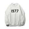 FOG ESSENTIALS 1977 Filzbuchstaben Rundhals-Sweatshirt Haferflocken-Grau