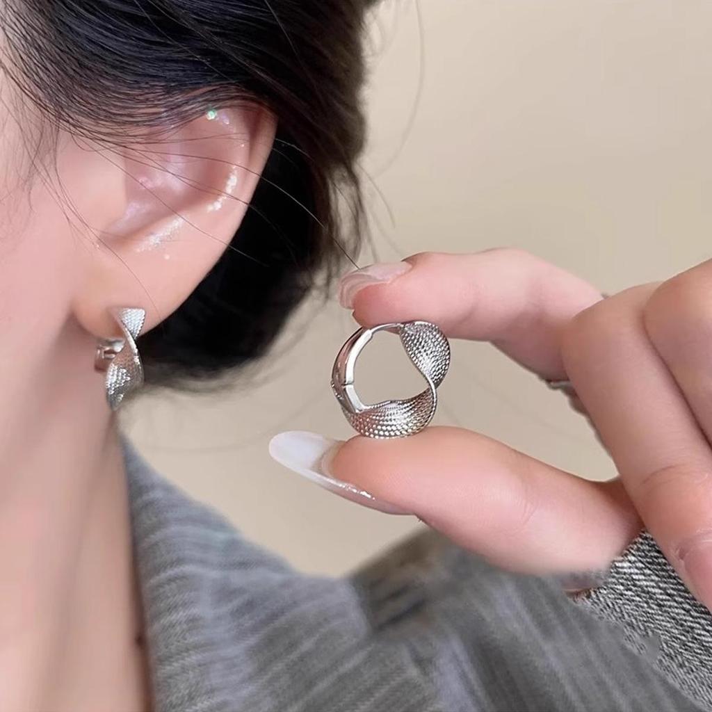 Silver Needle Geometric Heart Hoop Earrings - Retro & High-End Style for a Bold Look