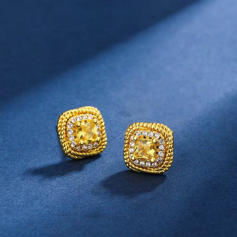 Colier Lux Ușor Cub de Zahăr Mic pentru Femei Simplu High-End Versatil Temperament Pandantiv Diamant