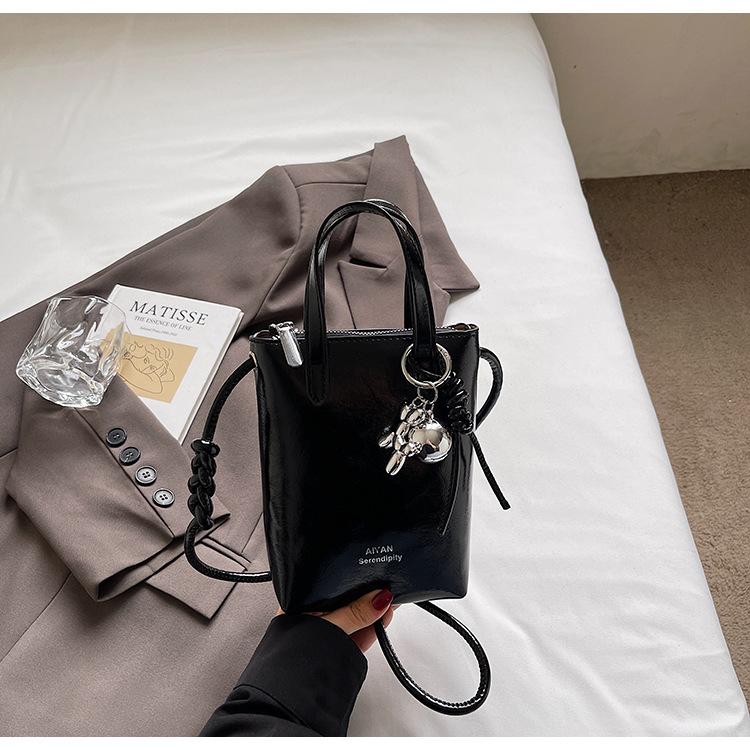 

Retro small bag women s 2025 summer new popular fashion premium bucket bag versatile messenger mobile phone shoulder bag чёрный