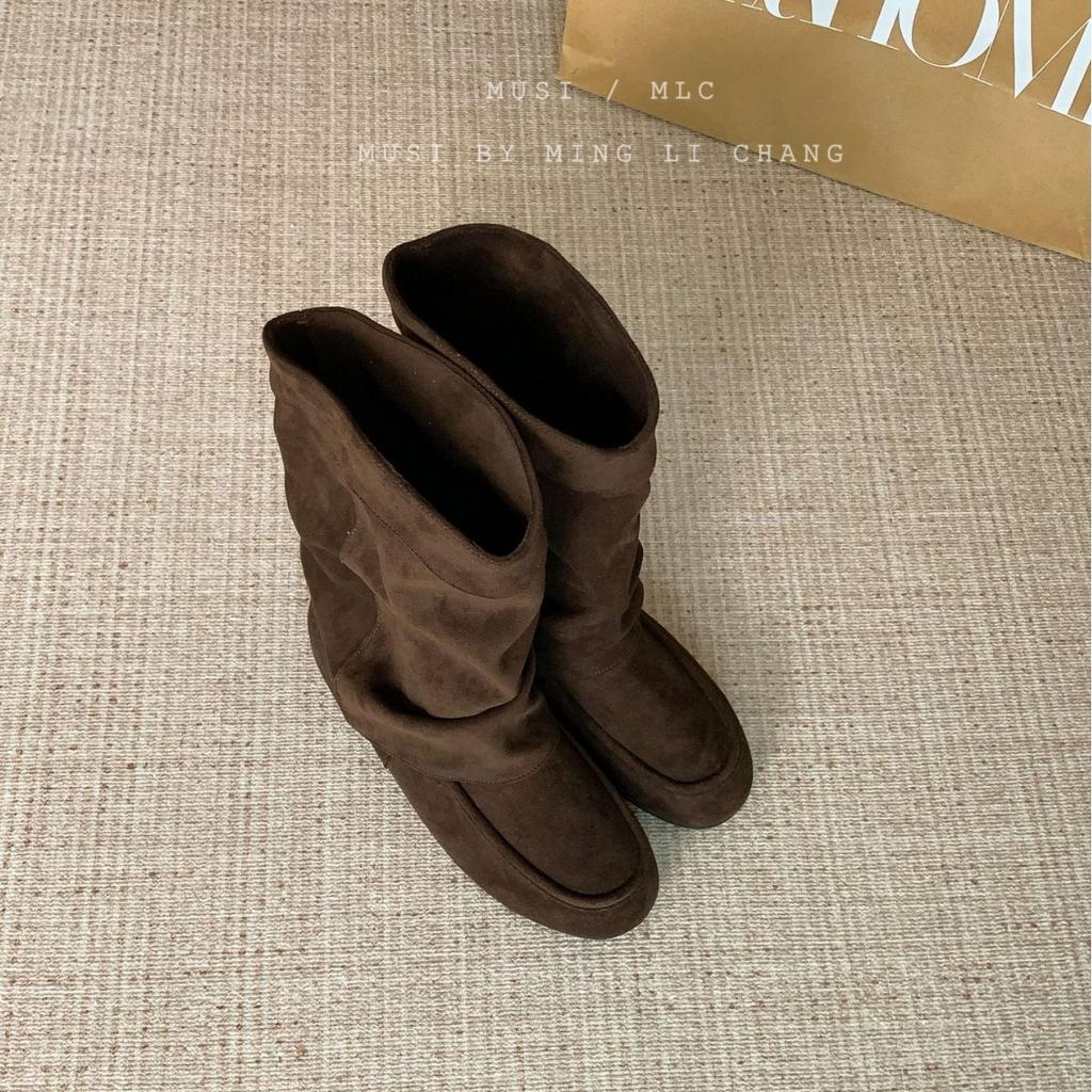 2025 Frühling und Herbst Damen Wildleder Runde Spitze Flacher Boden Temperament Innere Höhenerhöhung 3CM Ein Pedal Stiefel Rauchrohrstiefel