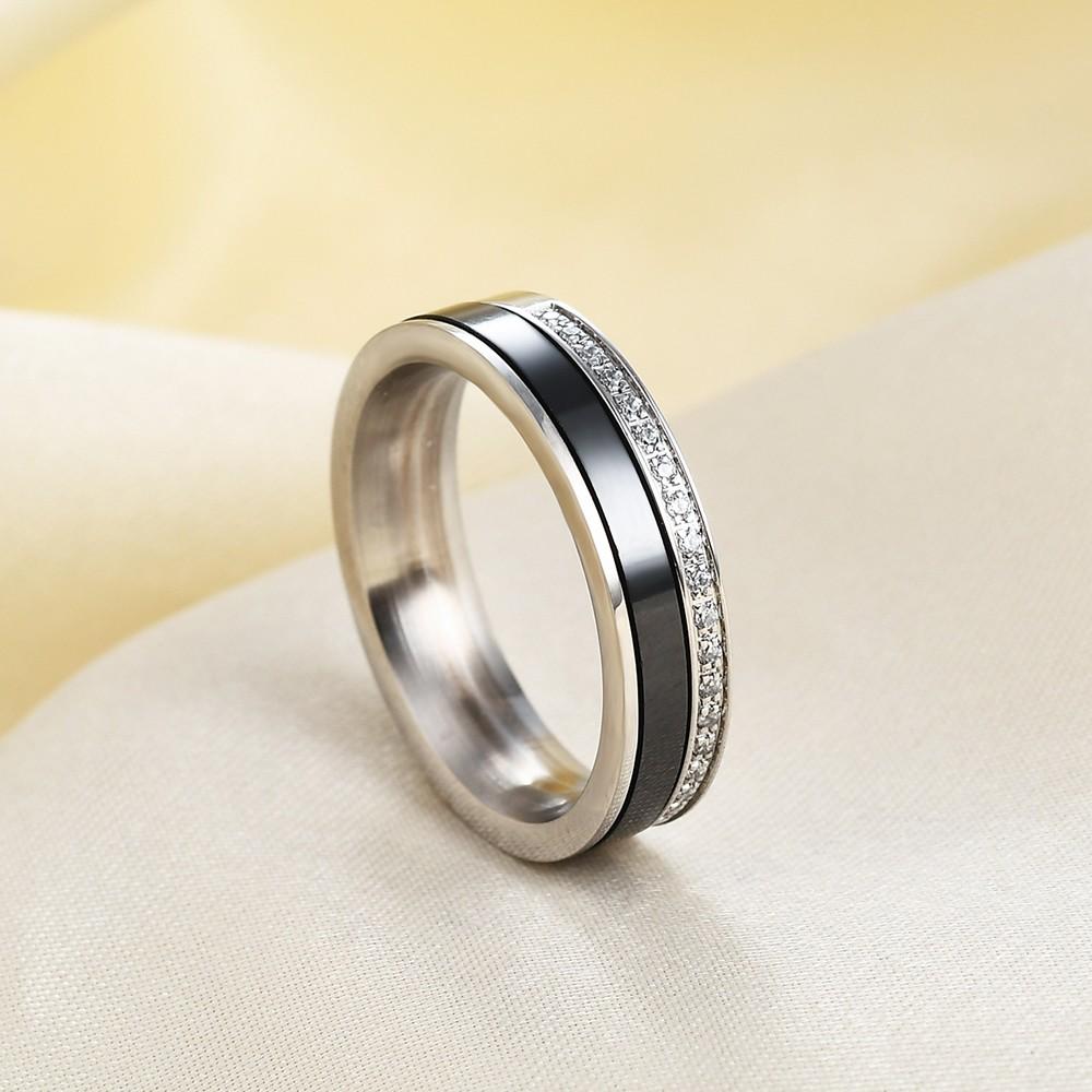 Fashionable and individual 5.5MM black and white single-row diamond-encrusted ceramic rotatable ring for women's wedding as a gi