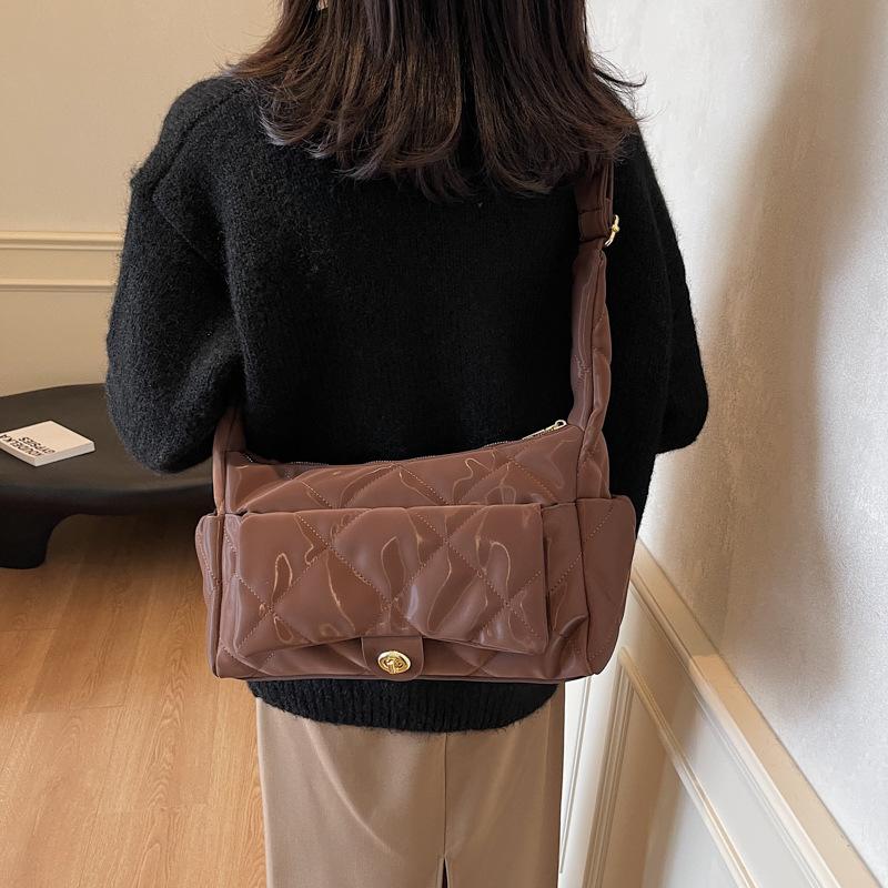 

Niche fashion messenger bag women s 2025 new fashion saddle bag casual diamond armpit bag 36*12*20 чёрный