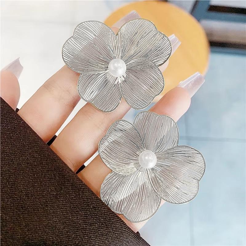 New Flower Hanging Earrings White Enamel Floral Acrylic Petals Crystal Imitation Pearl Dangle Earrings for Women brincos