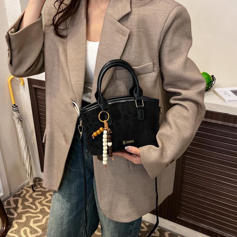 Street Style Bucket Bag With Pu Material And Zipper Closure For Daily Use