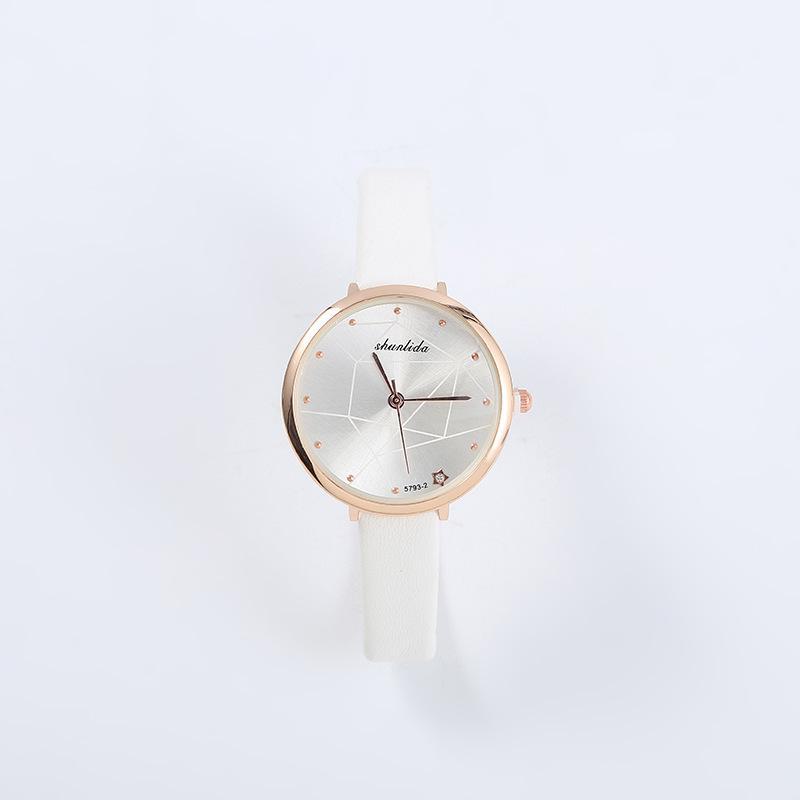 

Элегантные женские кварцевые часы с геометрическим узором из кожи белый