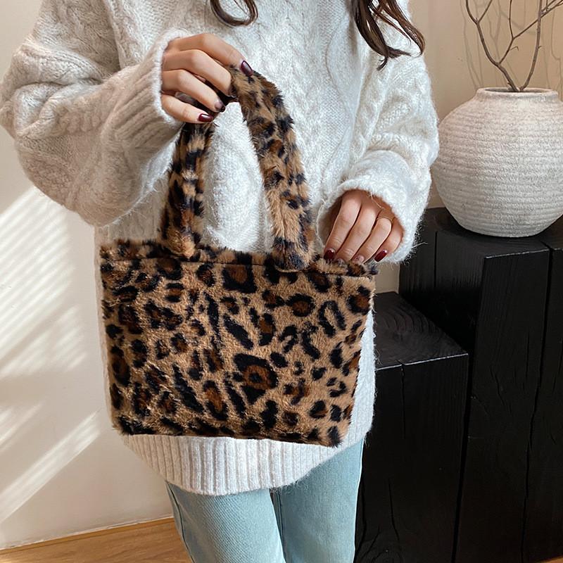 Trendy Fashion Leopard Pattern Shoulder Tote Bag For Women With Roomy Interior And Soft Design