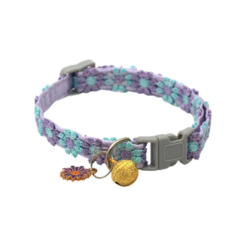 Bunter Spitzblumenkragen mit Glöckchen und Hundehalsband