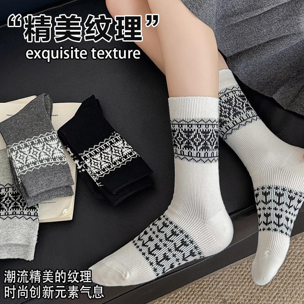 Female Autumn and Winter Fashion New Anti Pilling in The Tube Pile Socks