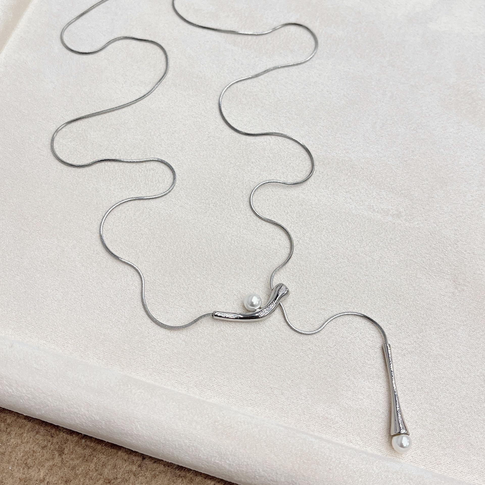 

Элегантное корейское дизайнерское жемчужное ожерелье: Универсальная выдвижная цепочка для свитера N1436, abstract pearl tassel, multi-wear серебряный