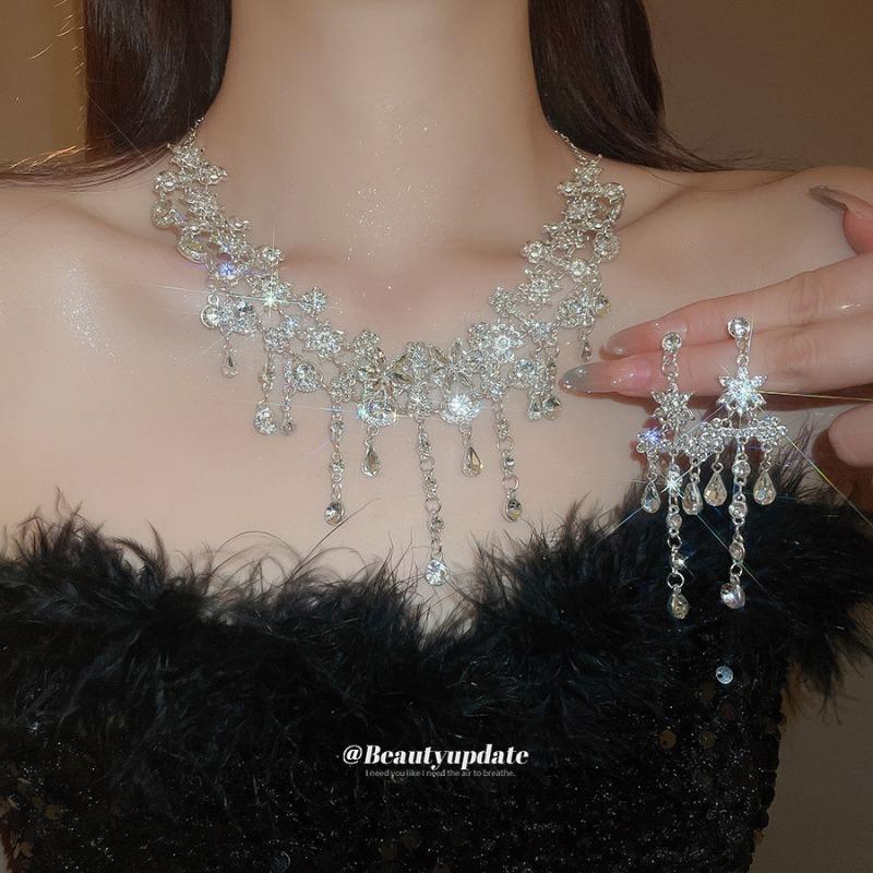 Diamond-encrusted hollow flower fringed necklace earrings set exquisite fashion versatile collarbone chain light luxury high-end jewelry