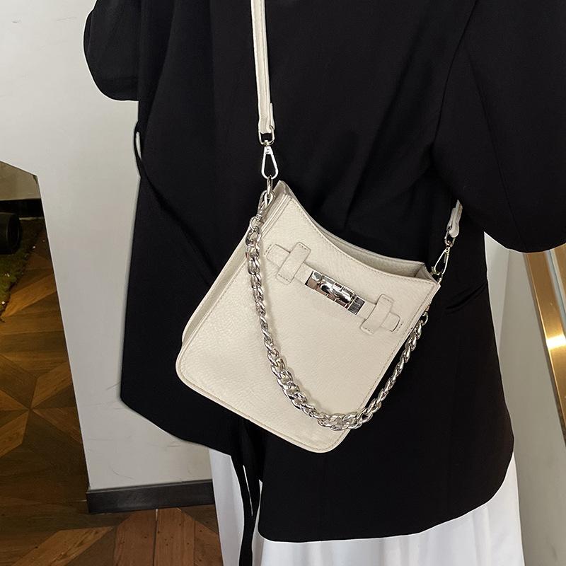 Korean version of fashion chain portable small bag women's bag 2025 new simple small square bag versatile shoulder messenger bag