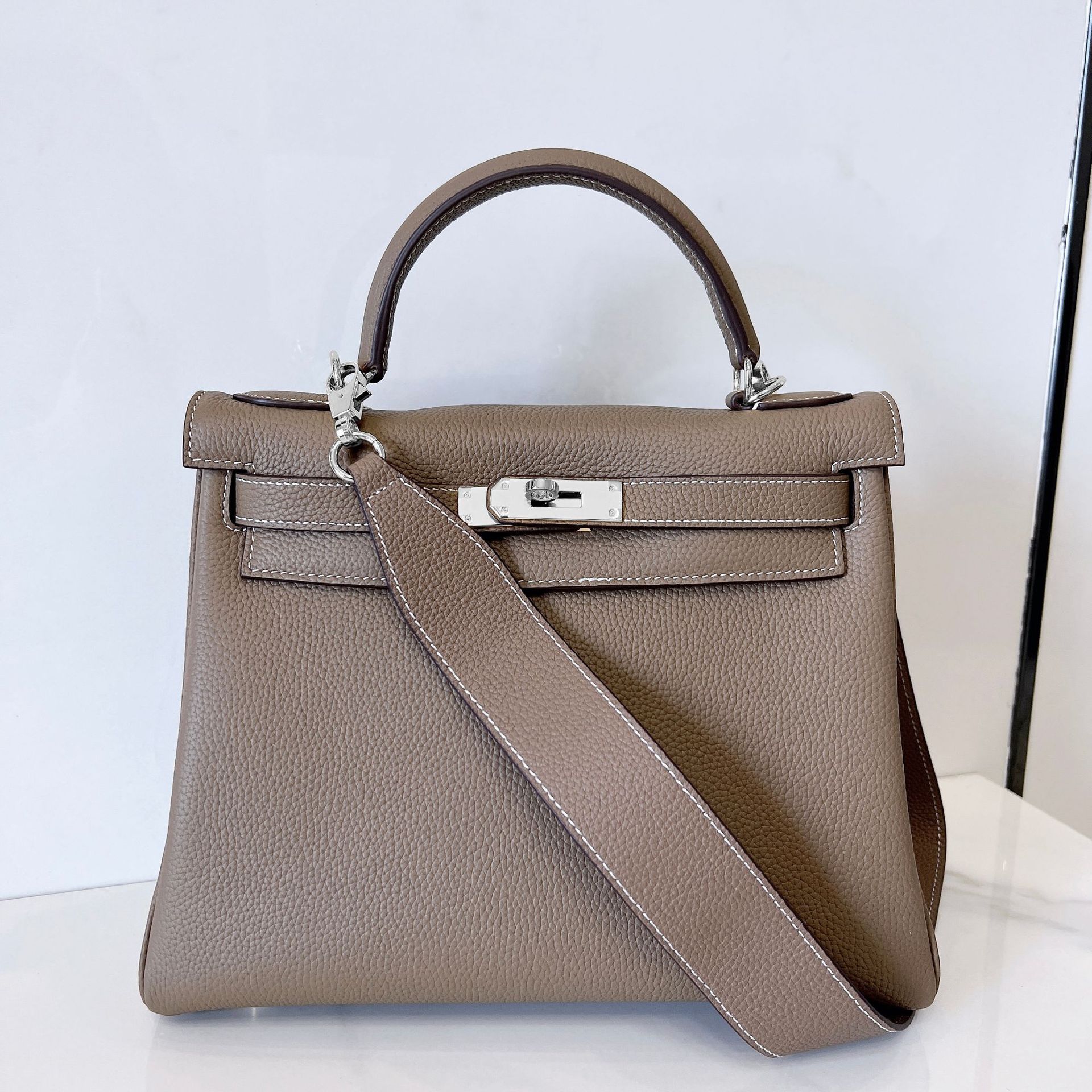 

Женская сумка из натуральной кожи с шерстяной подкладкой, новый стиль, кожа теленка высшего слоя Того, ощущение высокого класса, широкий плечевой ремень, сумка на одно плечо, сумка-тоут 25x20x11cm хаки