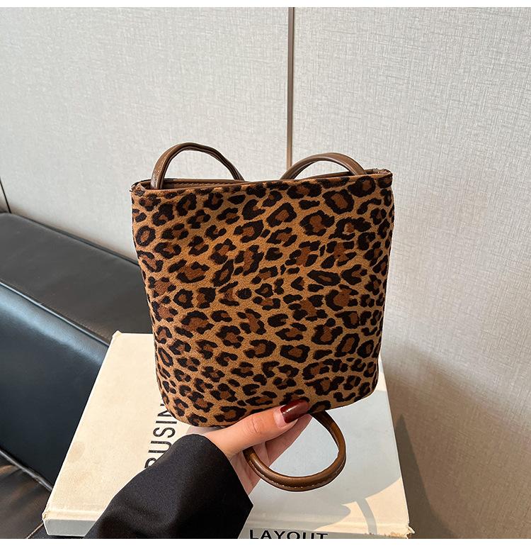 

Замшевая сумка женская осенне-зимняя универсальная новая матовая с леопардовым принтом на плечо кроссбоди сумка-ведро цветной печати леопарда