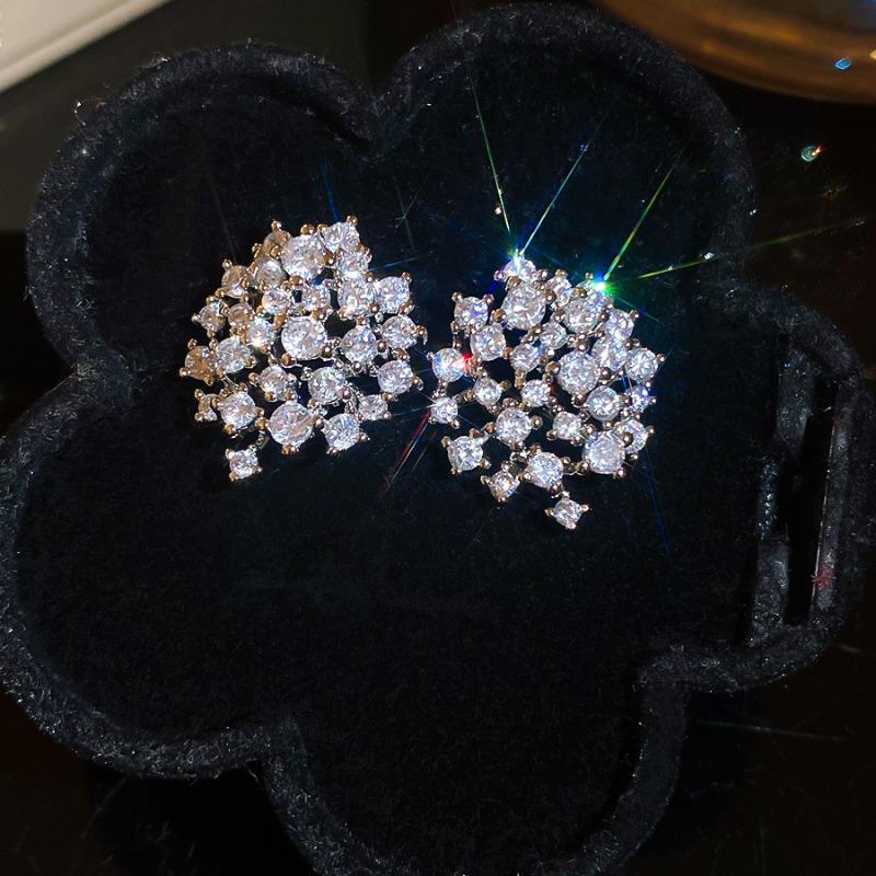 Silver Needle Super Flash Zircon Round Stud Earrings Exquisite and Unique Versatile Earrings Light Luxury High-end Temperament Fashion Earrings Women