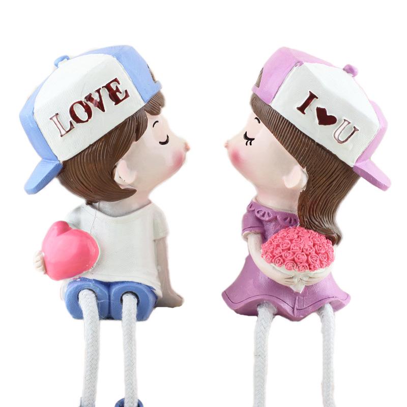"Kissing Couple Resin Figurines: Cute Hanging Feet Decorative Ornaments for Living Room or Bedroom"