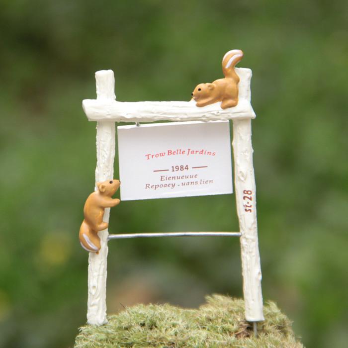 

Cute Signboard Tree Trunk Sign Squirrel Mini Model Ornament For Plant Decor And Photography Props