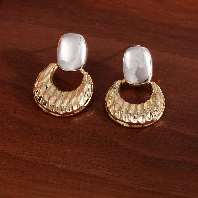 Gold And Silver Two-Color Splicing Plaid Flash Earrings Women'S French Retro Simple Stud Earrings Fashionable Light Luxury Niche Earrings