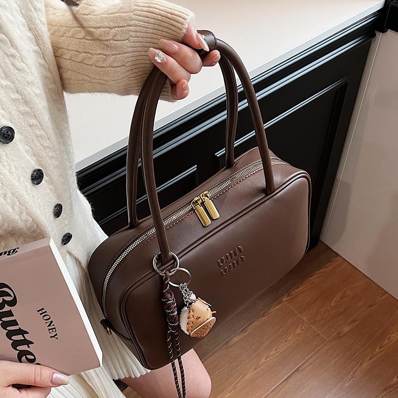 Nouveau sac bandoulière portable style simple de niche à la mode et haut de gamme polyvalent pour le travail et les loisirs pour femmes