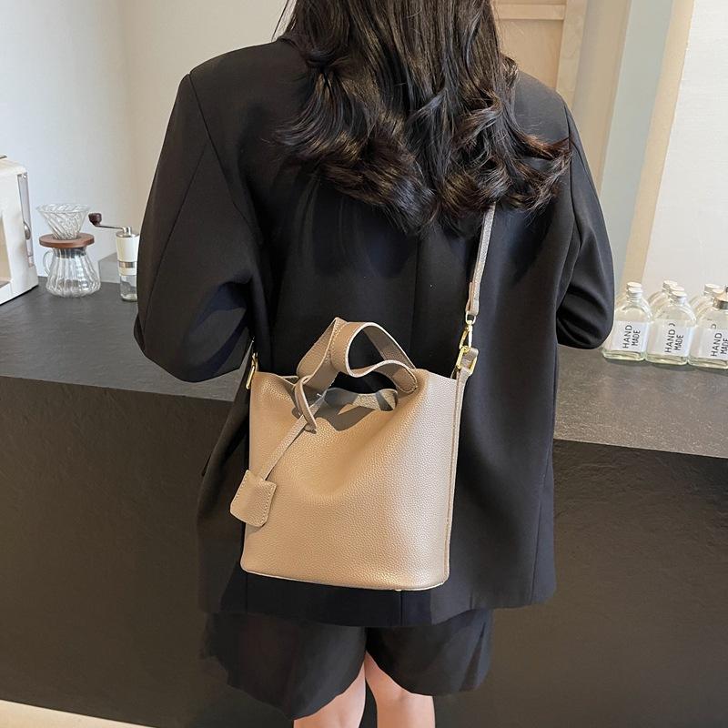 

Textured soft leather portable small bag women s 2025 new fashion hand bucket bag autumn and winter versatile retro messenger bag 22*14*22