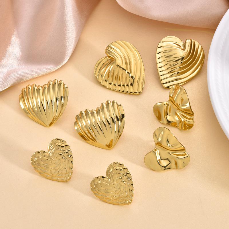 European/American 18K Gold-Plated Stainless Steel Heart Stud Earrings - Fashionable and Versatile Jewelry