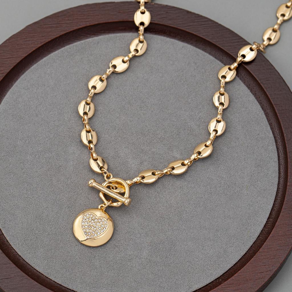 Simple and fashionable niche circular heart-shaped necklace with metal chain, Qingdao jewelry for women