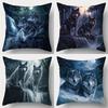Set di 4 Federe Stampate – Design Totem del Lupo con Foresta Illuminata dalla Luna, Cascata e Montagne Nevose