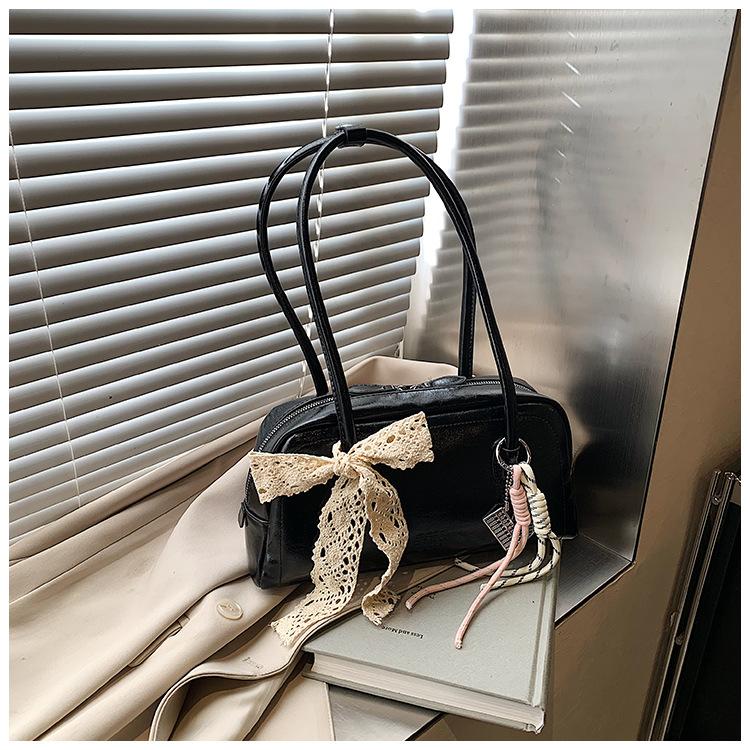 

Сумка большой вместимости женская весна-лето универсальная 2025 новая простая повседневная на плечо подмышку сумка-подушка чёрный