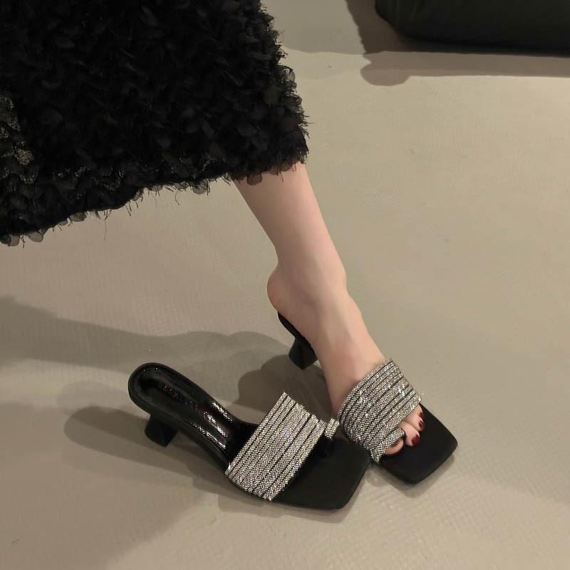 

Красивые шлепанцы со стразами с квадратным носком в сказочном стиле, женская летняя новинка, шлепанцы на толстом каблуке с открытым носком 39 чёрный