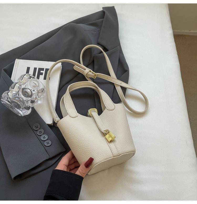 This Year's Popular High-end Fashion Handbag Women's 2025 Korean Version of the New Simple Casual Bucket Messenger Bag Women