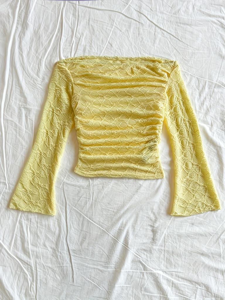 Dámský krajkový top s odhalenými rameny, vypasovaným pasem a průhlednými dlouhými rukávy, kolekce Raný podzim 2025