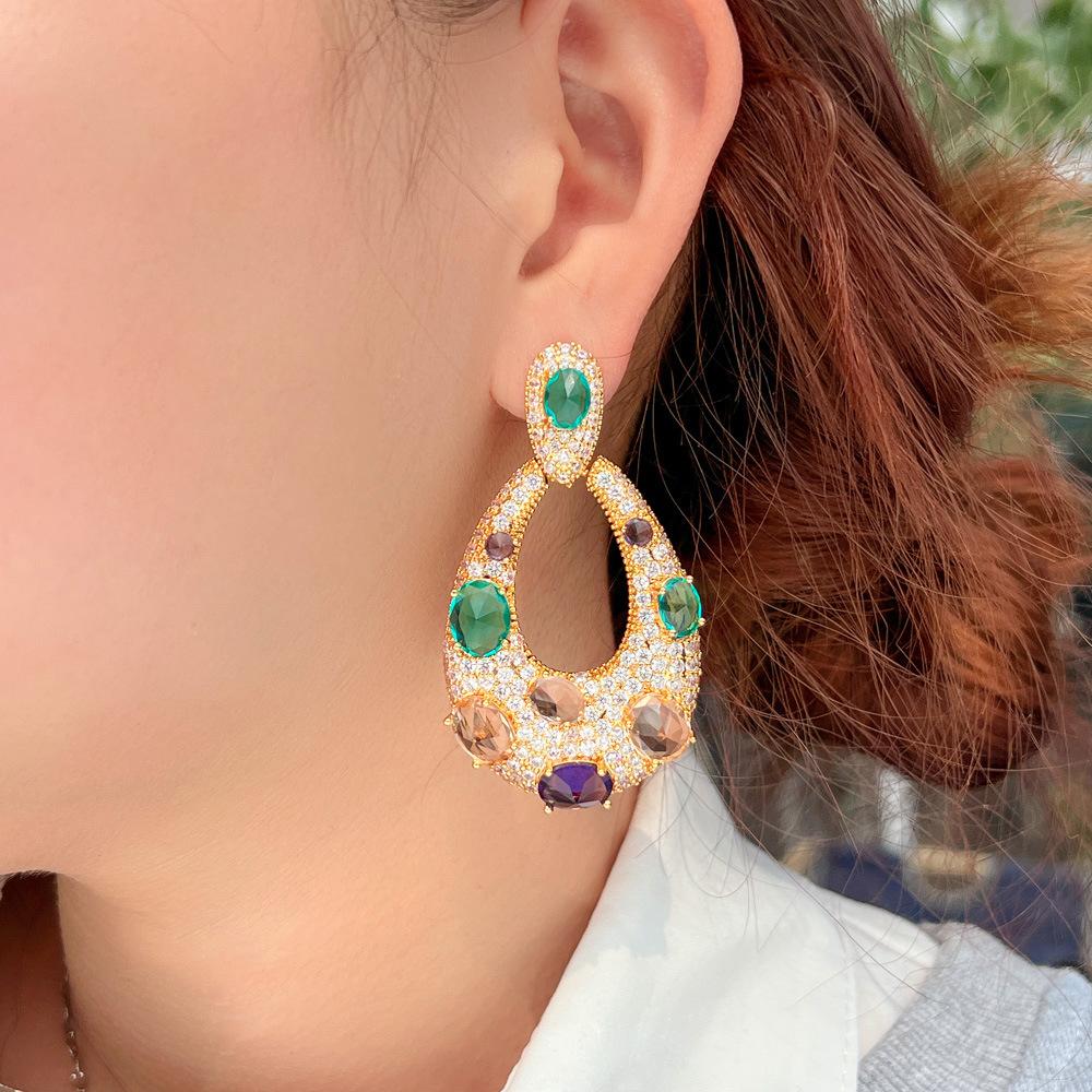 Boucles d'oreilles arc-en-ciel romantiques de luxe léger avec un sens du design d'industrie lourde, boucles d'oreilles colorées exagérées pour banquet et défilé en zircon