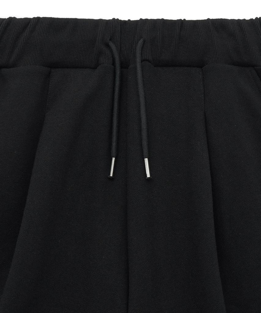 WEST GRAND BOULEVARD Curved Cut Wide One-Puck Sweat Shorts Black