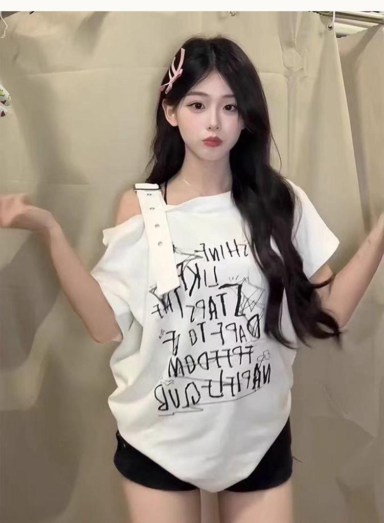 Women's Slim-Fit Spicy Girl One-Shoulder Letter Print Top, Short Sleeve, Fake Two-Piece, Perfect for Summer Commutes.