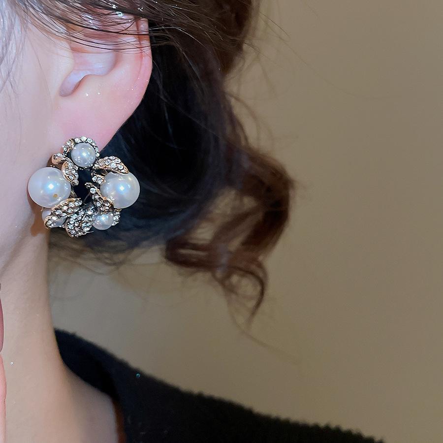 Silver Needle Vintage-Style Geometric Flower Pearl Earrings with Diamonds - Luxurious and Fashionable Ear Studs