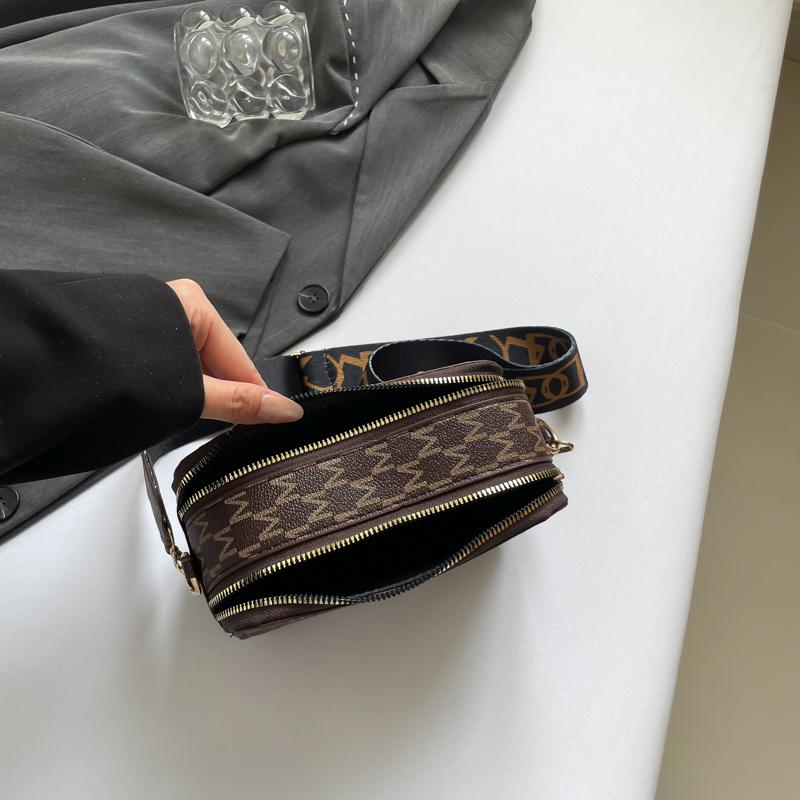 Bolsa pequena quadrada de ombro único de cor pura com alça larga e bolsa transversal pode ser colocada com uma máquina