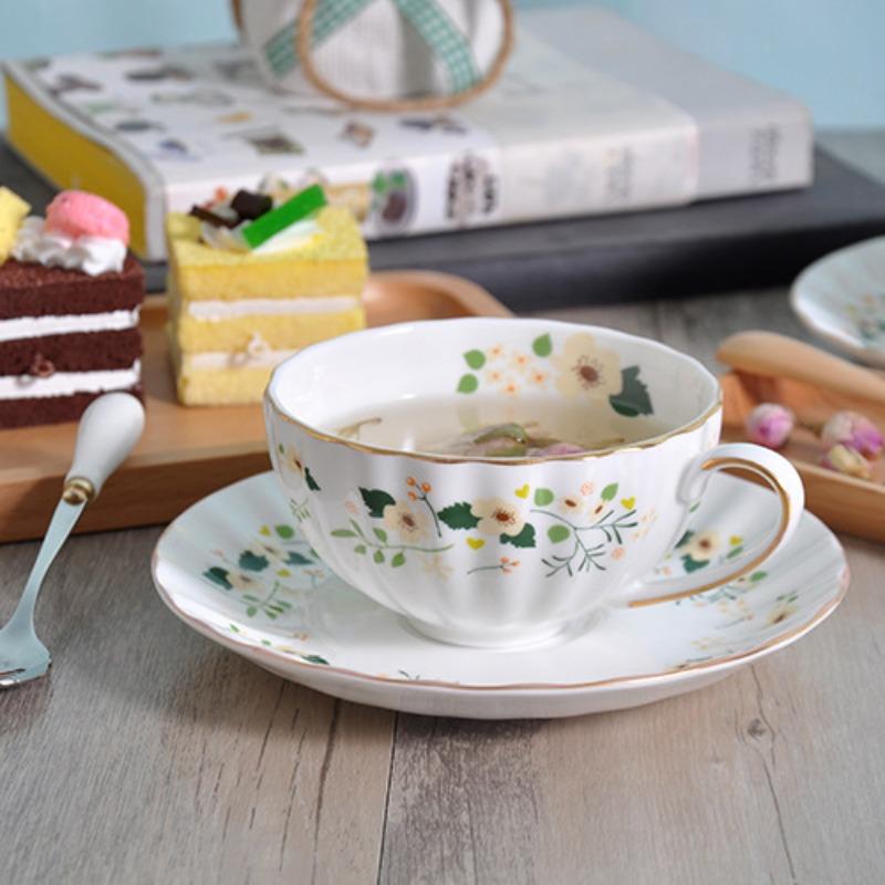 

Простая чашка Британский черный чай Цветочная керамическая чашка-тыква и блюдце Скандинавский стиль Набор кофейной чашки и блюдца 101-200ml