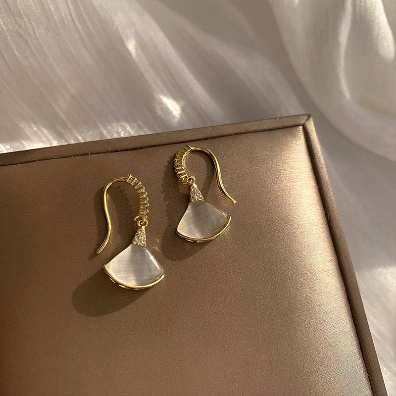 

2021 Cat s Eye Fan-Shaped Shell Stud Earrings for Women - Korean Design золотой