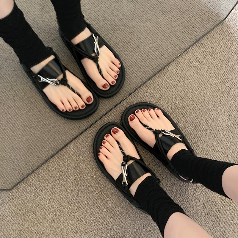 Niche flat toe sandals women's shoes summer fashion design sense fashion summer beach shoes Roman cool slippers