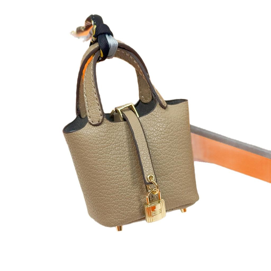 Neuer Mode-Taschenanhänger, hochwertiger Leder-Autoschlüsselanhänger, niedliche kreative Kopfhörertasche, Schmuck für Damenhandtaschen.