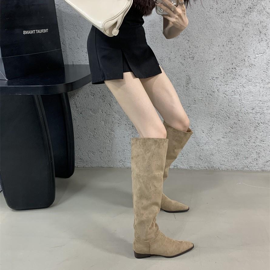 2025 Herbst und Winter Französische Retro Wildleder Stiefeletten mit niedrigem Absatz Damen Stiefel mit dickem Absatz und spitzer Zehenpartie Plissiert Gestapelte hohe Damenstiefel