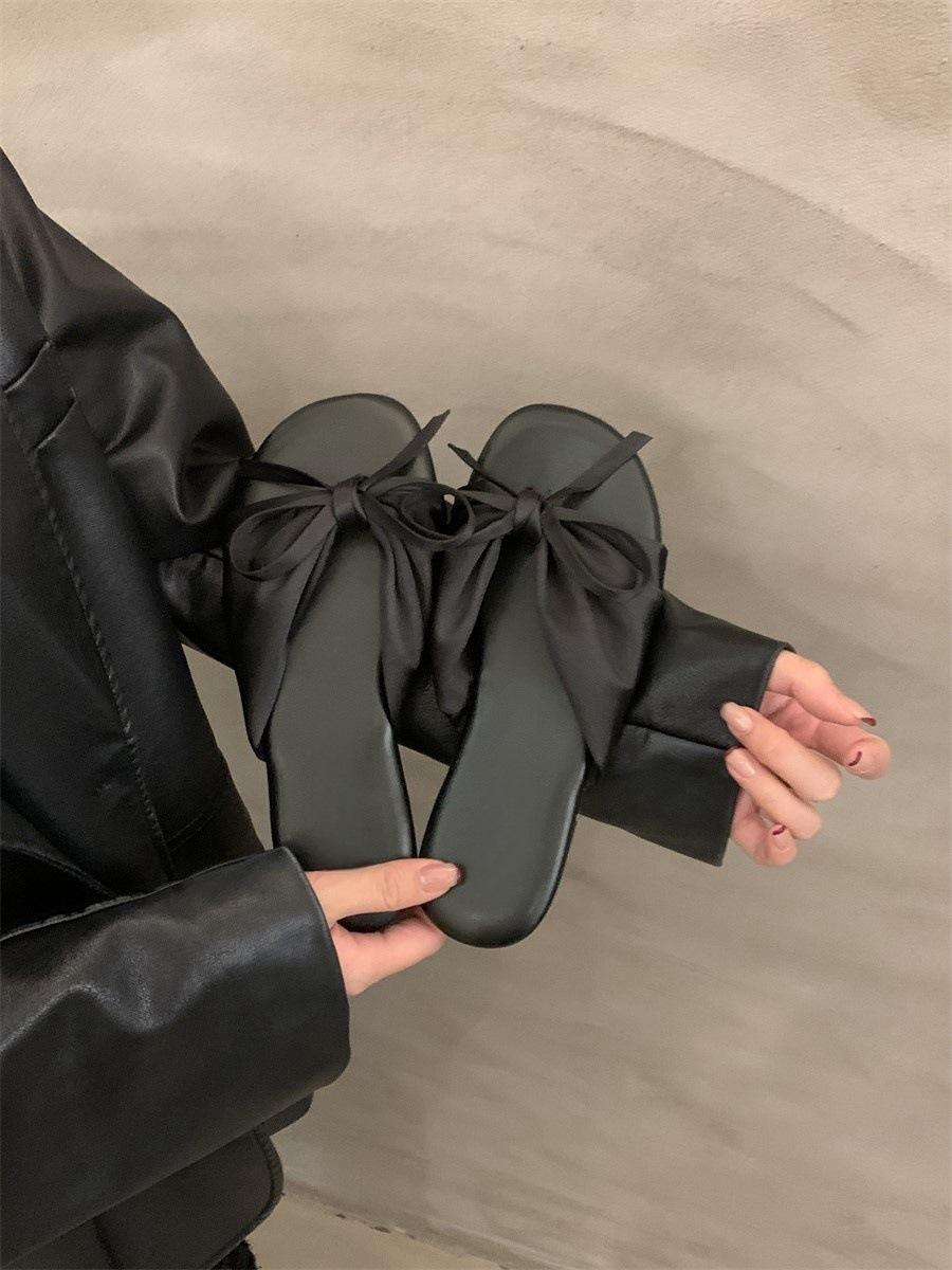 

Летом 2025 года новый сказочный стиль сочетается с юбкой, носками, маленькими прохладными тапочками и розовыми босоножками с бантом. 40