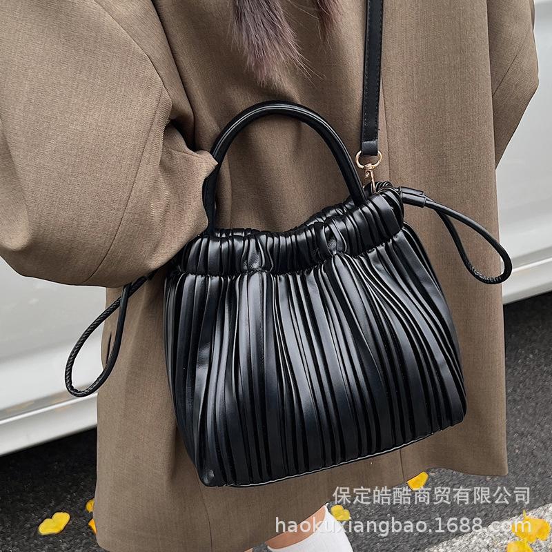 Premium sense hand bag women's 2025 new popular fashion commuter women's bag retro shoulder messenger bucket bag
