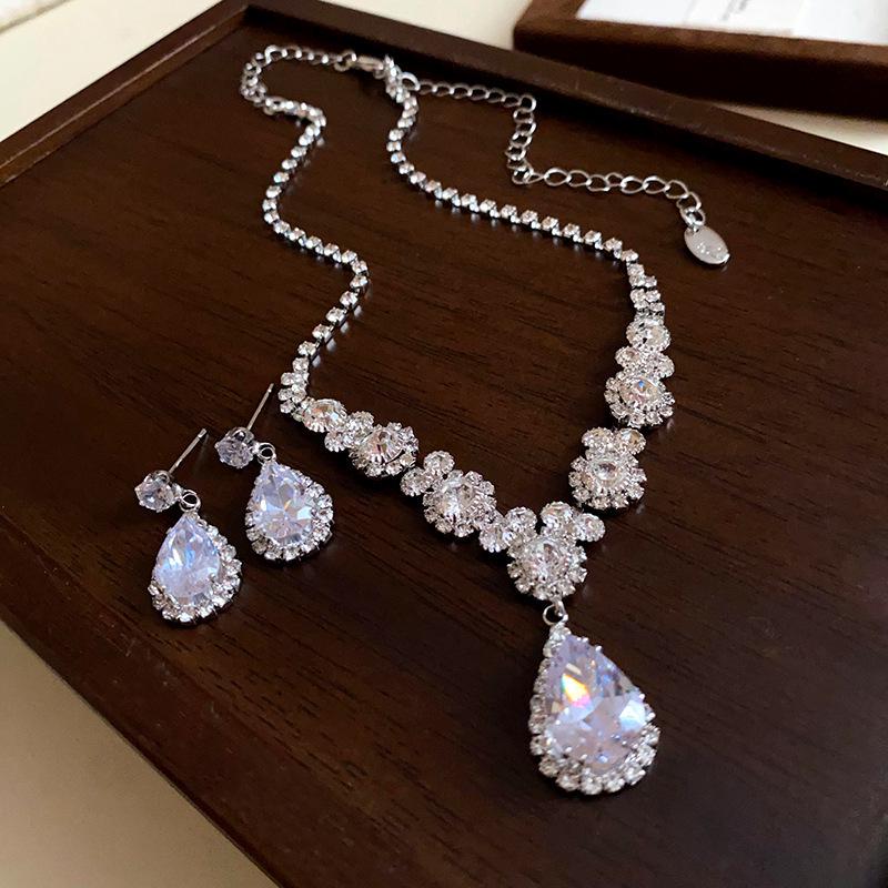 Set Colier și Cercei Geometrice cu Diamante Zirconiu - Bijuterii Elegante de Lux Ușor