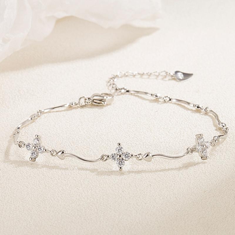 

Браслет-цепочка с сияющим цирконом в виде цветка с четырьмя лепестками, дизайн в стиле легкой роскоши для женщин, нишевый простой дизайн, праздничные украшения, подарки